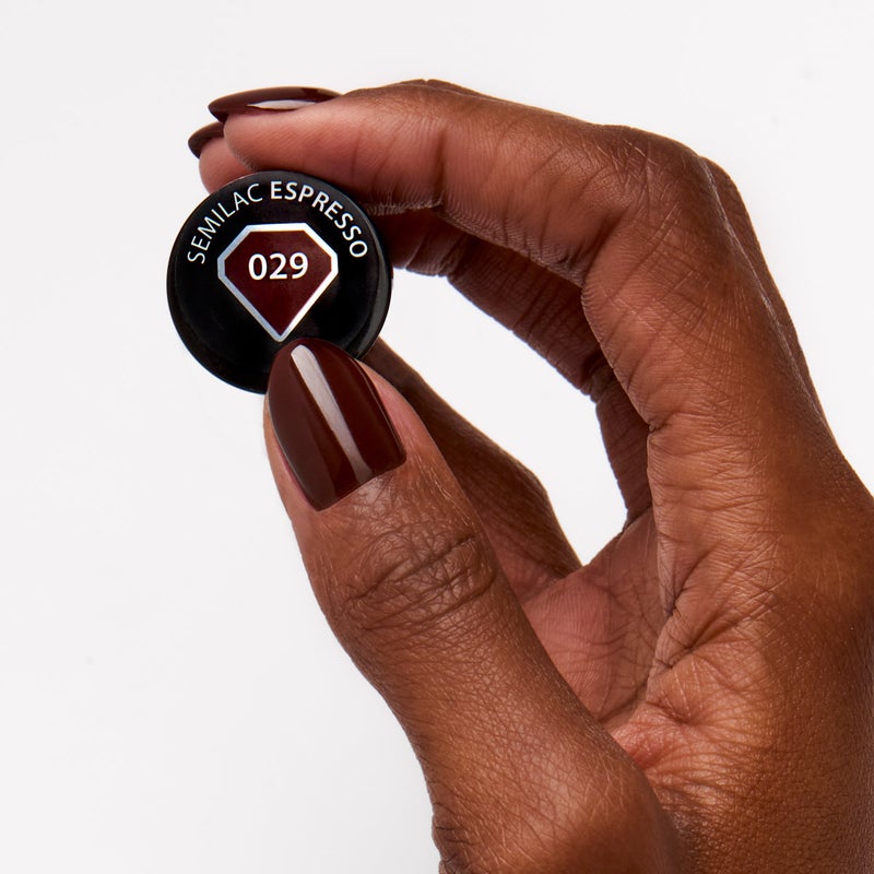 Kahvinruskeat kynnet.