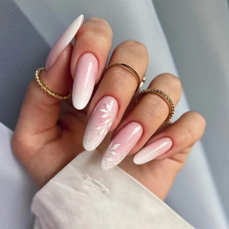 Valkoisella koristellut kynnet.