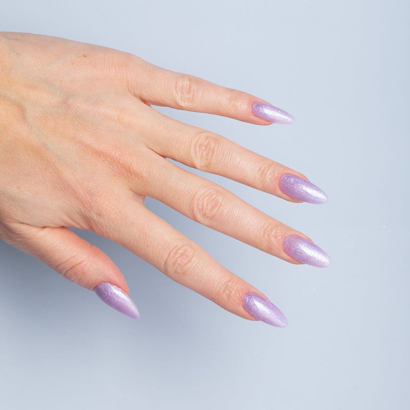 Violetti glitter manikyyri.